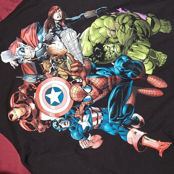 Marvel Superheroes Tee Size Medium - Picture 2 of 6